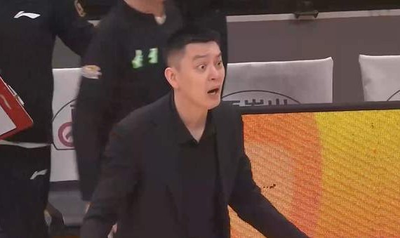 半岛体育官网-真被坑惨了！辽篮还不放弃，带着他奔赴客场，杨鸣还能忍多久？