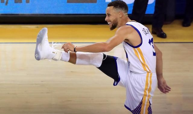 半岛体育APP-库里完成超级顶薪续约 勇士的艰难抉择终将到来