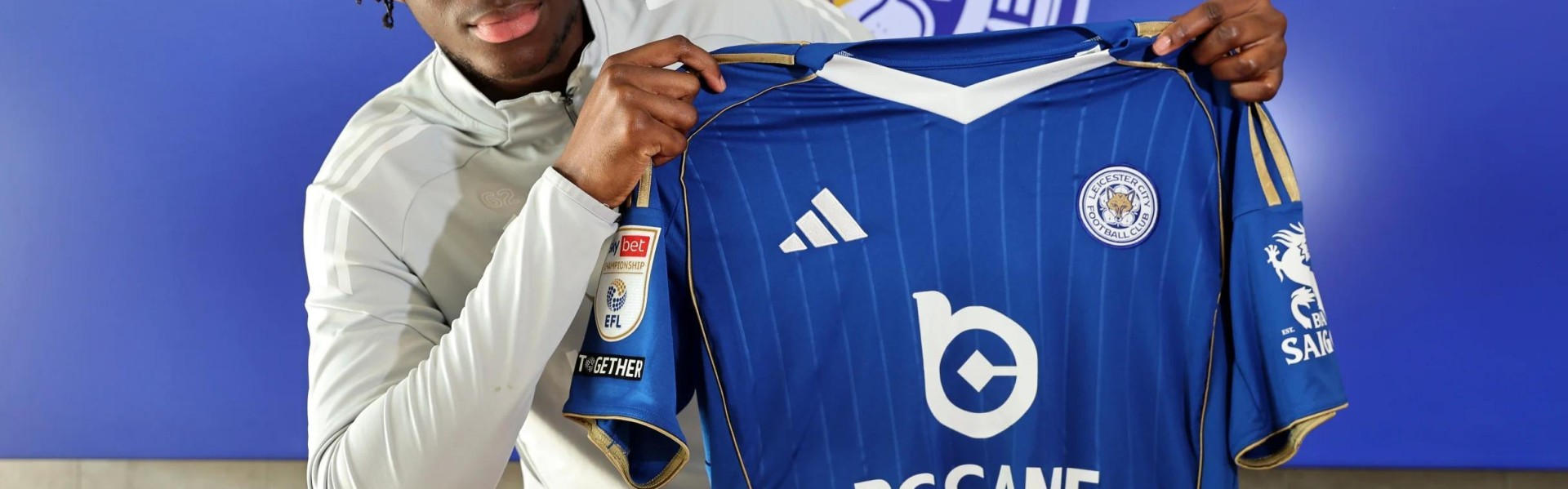 半岛体育在线-官方：莱斯特城与19岁后卫凯文-格雷续约至2029年