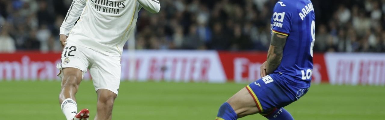 半岛体育网址-0-1！10人皇马惨遭两连败，被巴萨甩开4分，新星追骂主裁被直红