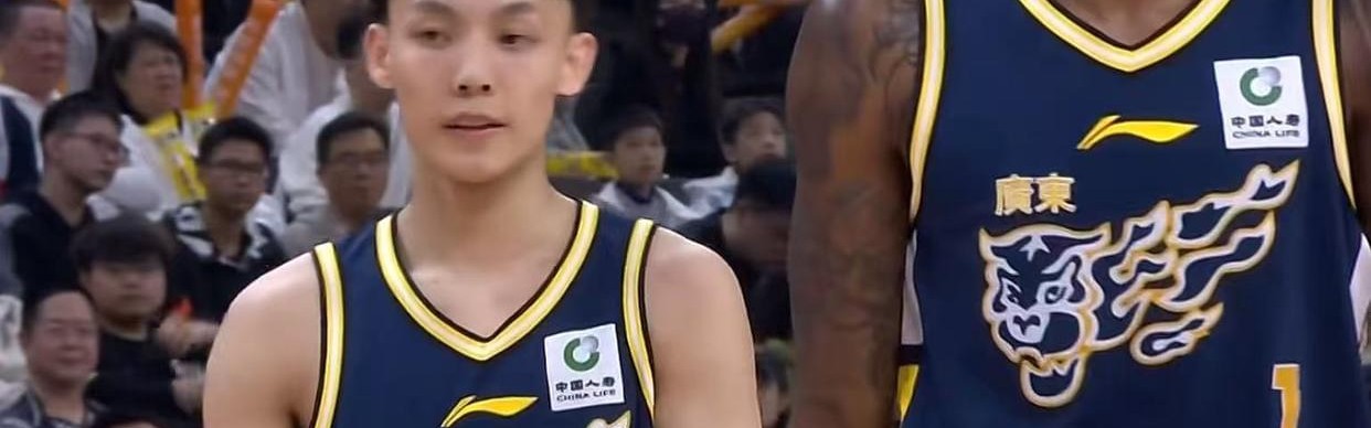 半岛体育官网-挤走胡明轩+取代徐杰！广东锋线奇兵确认上位，杜锋下课倒计时？